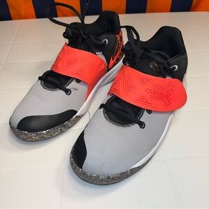 Nike Kyrie Flytrap III SE Boys Basketball Shoes CZ6567-001  Size 7Y women 8.5